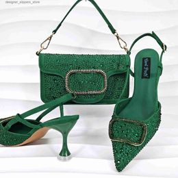 Zapatos de vestir 2024 Nuevo diseño Diseño de bota media italiana Zapatos y bolsos africanos verdes para mujer utilizados para el banquete de boda Crystal Q240314