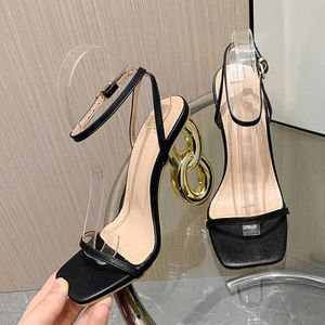 Chaussures de robe 2024 Nouvelle mode métal évider talons étranges gladiateur sandales femmes doré argent carré bout de mariage chaussures de bal H240401BMJH