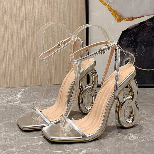 Chaussures de robe 2024 Nouvelle mode métal évider talons étranges gladiateur sandales femmes doré argent carré bout de mariage chaussures de bal H240401FXN3