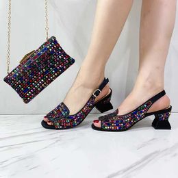 Zapatos de vestir 2024 Nuevas bolsas de zapato azul especialmente diseñadas Estilo clásico para mujeres africanas Tacones redondos altos Púrpura adecuada para la fiesta de bodas H240425