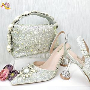 Dress Shoes 2024 Nigeriaans merk Silver dames mode elegante puntige teen hakken en tassen set sandalen ontwerper