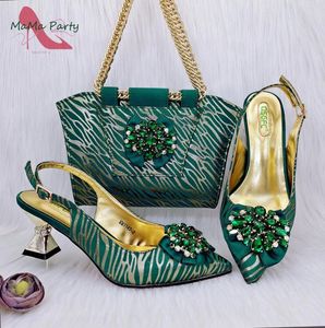 Dress Shoes 2024 Nieuwheid vrouwen en tassen ingesteld in marine groene kleur puntige teen sandalen specials aankomsten voor tuinfeestje