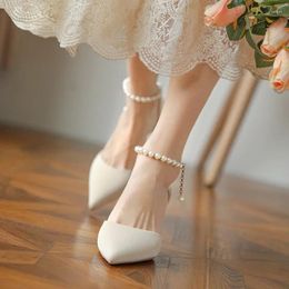 Robe chaussures 2024 chaîne de perles bout pointu mariage talons fins mariée haute femme fête bride à la cheville sandales Mujer