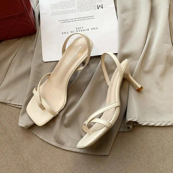 Chaussures habillées 2024 Produit One Word Sandals Femme Modèles d'été Modames Fashion Fashion Stiletto Casual