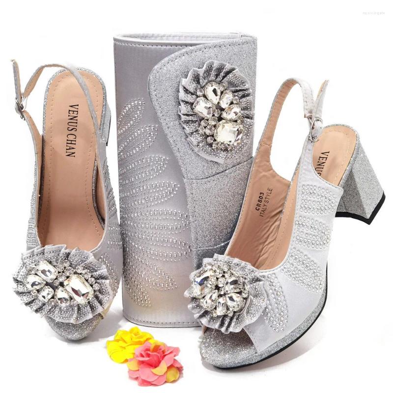 Elbise Ayakkabı 2024 Gümüş Konforlu Streamline Noktalı Noble Ladies Stiletto Eşleşen Çanta Düğünü veya Bir Çift