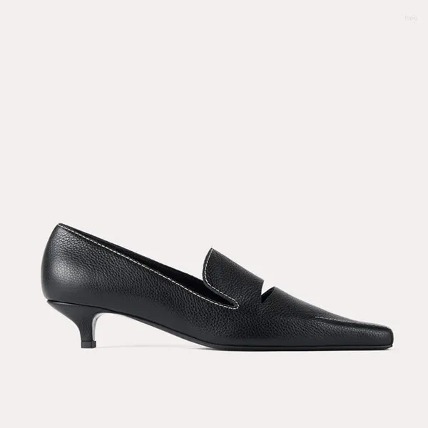 Chaussures habillées 2024 printemps d'été Généralités en cuir en cuir modes de découpe décontractés chaton talon slip on solid de couture de couture femme