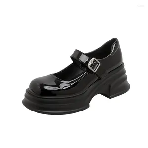 Geklede schoenen 2024 lente dames lederen zwarte loafers Koreaanse stijl middenhak modeontwerp casual feest- en kantoorkleding