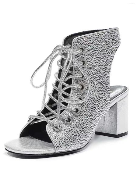 Chaussures habillées 2024 Fashion d'été Bottes cool seniors High Top Crystal Hollow en dentelle Sandales Chunky Talons