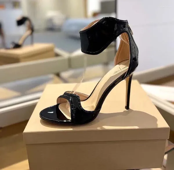 Zapatos de vestir 2024 Verano Una línea Hebilla Punta abierta Negro Simple Tacón delgado Tacones ultra altos Sandalias de mujer de moda