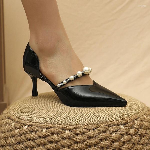 Chaussures habillées 2024 Été Pointy Pearl Rhingestone Strap de perle Hollow Women's Pumps Stiletto Slip on Patent Leather Black Fashion