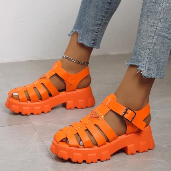 Zapatos de vestir 2024 Estilo de verano Suela gruesa Tacón medio Baotou Agujero Rueda Zapato de mujer Sandalias romanas trenzadas de gran tamaño pequeño