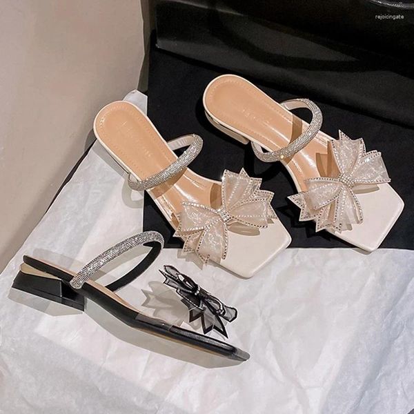 Chaussures habillées 2024 Femmes d'été 2,5 cm talons de haut confortable à l'extérieur extérieur femelle luxe luxueuse diamant papillon nœuds sandales