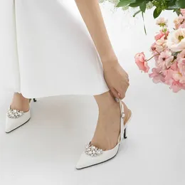 Zapatos de vestir 2024 Sandalia de verano para mujer Bollo fino con dama de honor puntiaguda Tacones altos Moda Cristal blanco nupcial