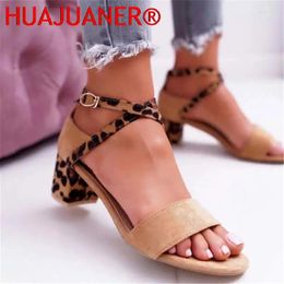 Chaussures habillées 2024 Femmes d'été Sandales Peep-Toe Backle Strap Party Leopard Print Yellow Square High Heels 5cm
