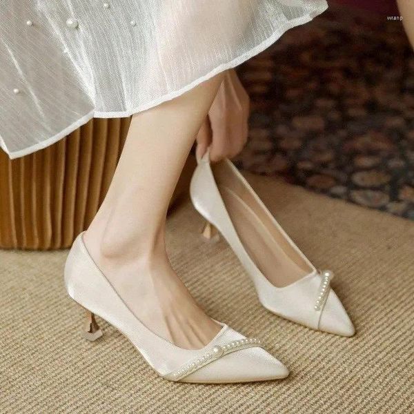 Robe chaussures 2024 pointe de chaussure de mariage avec perle confortable simple style sexy talons hauts bouche légère couleur unie mode