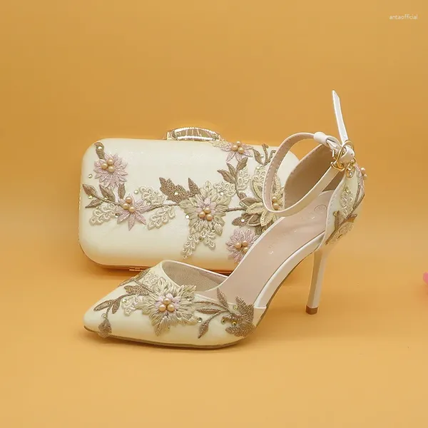 Chaussures habillées 2024 Mariage de fleurs en dentelle blanche avec sacs assortis talons hauts