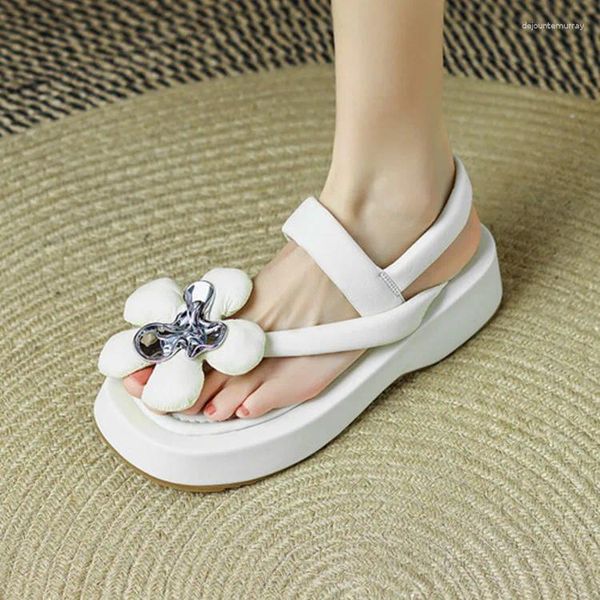 Zapatos de vestir 2024 Cuero blanco Mujeres Plataforma Pisos Sandalias Espuma Flor Decoración Suela gruesa Cuña Verano Ins Sandalias Negras Chaussure