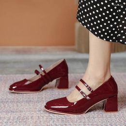 Dress Shoes 2024 Women Patent Leather Three Buckle Mary Janes Vrouwelijke bruiloft Bridal Medium Heel Pumps Luxe