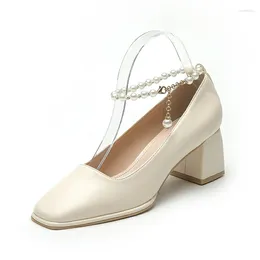 Chaussures habillées 2024 Sandales carrées pour femmes lien de chaîne de perle solide Single chaussure de chaussures décontractées Banquet Modèles d'été