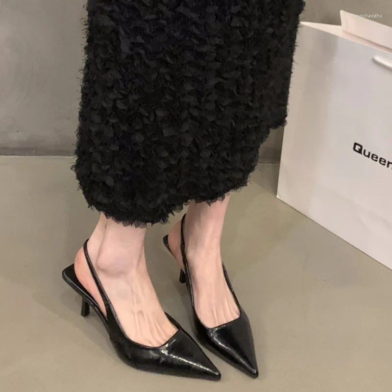Klädskor 2024 Kvinnors sommar en-linje spänne designer enkel fast färg sandaler sexig spetsig tå bankettparti höga klackar