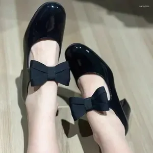 Dress Shoes 2024 Vrouwen Patent Leather Pumps Bowknot Decor Decor Heely Heel Party For Designer High Brand Spring English Style