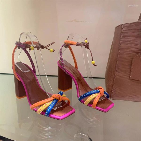 Zapatos de vestir 35-43 Tacones altos de estilo europeo y americano de gran tamaño para mujer con sandalias de color de tacón grueso con cabeza cuadrada hueca