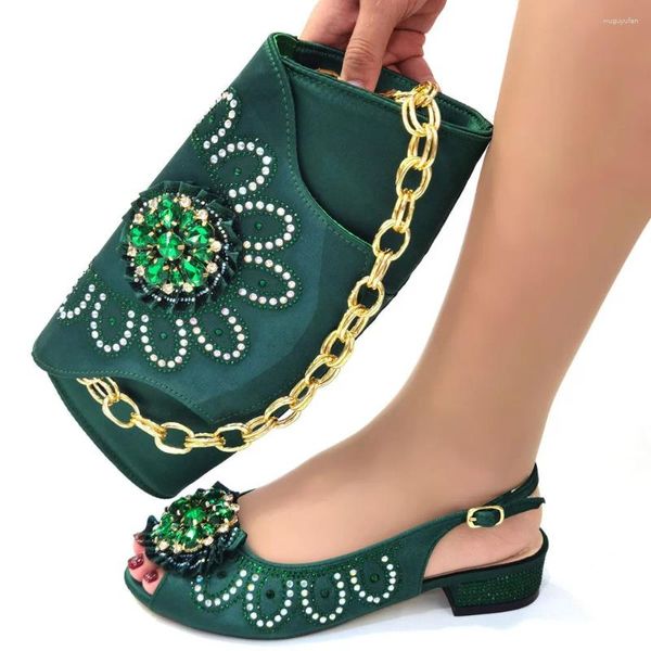 Robe chaussures africaines 2023 est bas talons design italien couleur verte fête femmes et sac spécial avec bande étroite cross-tiedl