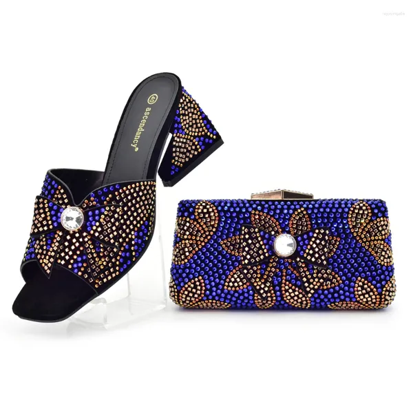 Chaussures habillées conception africaine de colore bleu sac cosmétique sac avec taletto pointu noble et décoration généreuse pleine de diamants