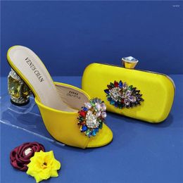 Scarpe eleganti da festa in oro africano e borse da abbinare alla borsa da matrimonio italiana da donna in colore giallo
