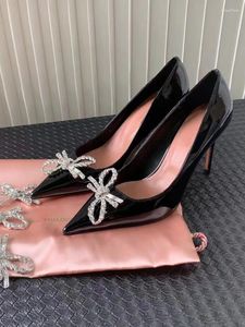 Kledingschoenen Amina Muaddi Rosie Kristallen Strik Halter Pumps Strass Helder Begum Camelia Glas Puntschoen Bruiloft