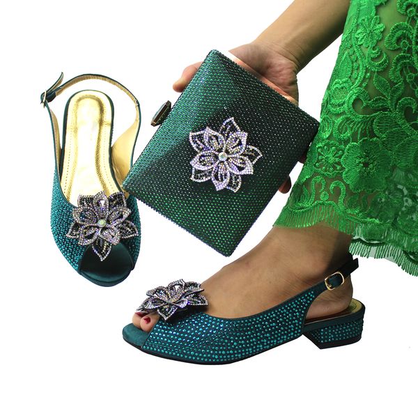 Zapatos de vestir llegada zapatos de moda y juegos de bolsas de color verde oscuro apliques especiales de boda para dama africana tacones bajos sandalias 230811