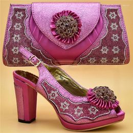 Geklede schoenen, aankomst Italiaans en tassen die bij de tassenset passen, Nigeriaanse damesbruiloft