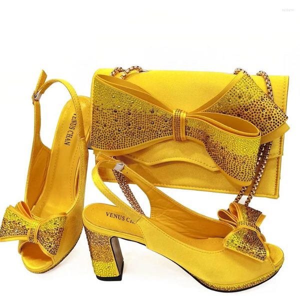 Dress Zapatos Llegada Diseño italiano Farty Fashion Farty Boda and Bag Set decorados con flor en color amarillo