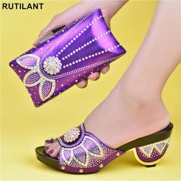 Chaussures habillées Arrivée Couleur violette, chaussures de mariage africaines et sacs de sacs Femmes Décorées de strass nigériane