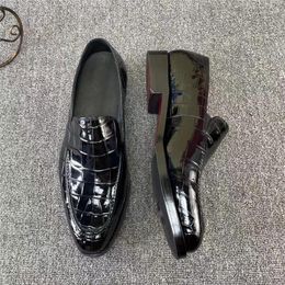 Zapatos de vestir Auténtico cocodrilo Piel del vientre Clásico Color negro Hombres Cuero de cocodrilo genuino Cosido a mano Mocasines sin cordones masculinos