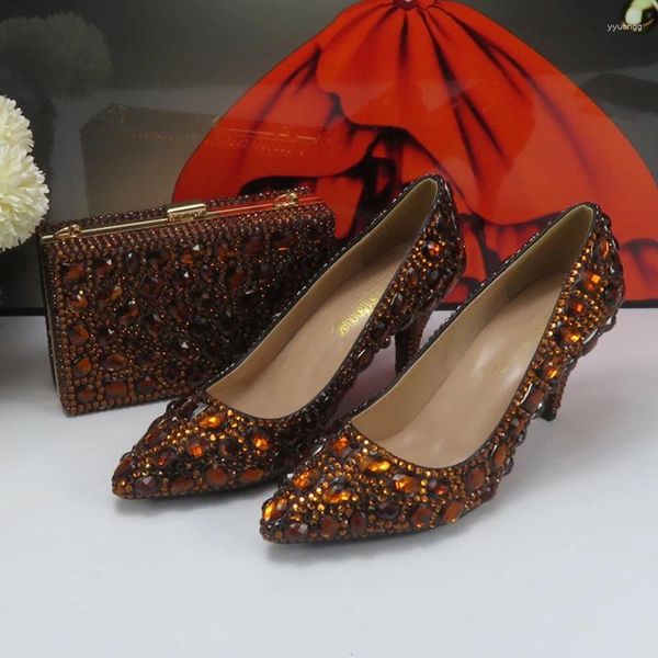 Zapatos de vestir Otoño Llegada Café Cristal Boda nupcial y bolso Mujeres Punta puntiaguda Moda Bombas altas Fiesta de noche Bolsa de zapatos