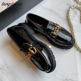 Kledingschoenen Herfst Platform Britse stijl Kleine lederen dames metalen ketting Dikke hakzool Enkele vrouwelijke loafers 230220