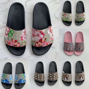 Kledingschoenen Basketbal Heren Dames Slippers Designer Rubberen slippers Sandaal Platte bloemen Aardbei Tijger Bijen Groen Rood Wit Webmode Strand 529