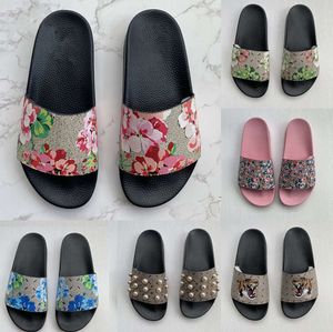 Geklede schoenen Basketbal Heren Dames Slippers Designer Rubberen slippers Sandaal Platte bloemen Aardbei Tijger Bijen Groen Rood Wit Webmode Strand F 322