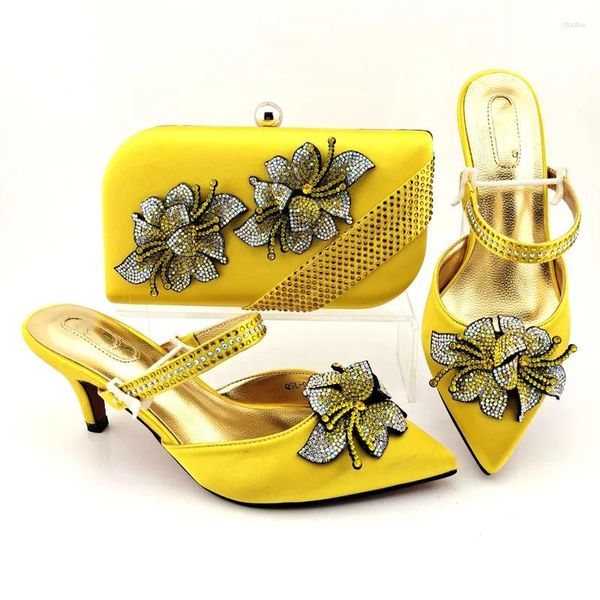 Zapatos de vestir Hermosas mujeres amarillas Bolsa de partido con decoración de diamantes de imitación de flores Bombas africanas y conjunto de bolsos QSL037 Tacón 7.5 cm