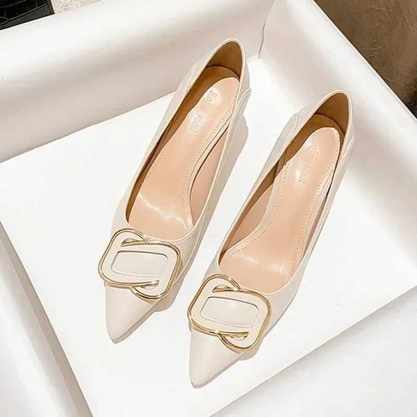 Chaussures habillées Beige chaussures simples femme 2023 nouveau printemps et automne cuir souple ne pas porter le pied français doux avec jupe haute avec des chaussures féminines