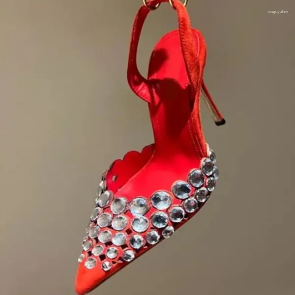 Zapatos de vestir Big Rhinstone Jewel Slingback Bombas Ante rojo Punta estrecha Stiletto poco profundo Tacones altos Banquete hueco con piedras preciosas