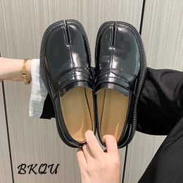Zapatos de vestir Bkqu Loafer Women 2024 Summer Black Leather Mary Jane Toe Split Toe Una cuña de goma de cerdo deslizante