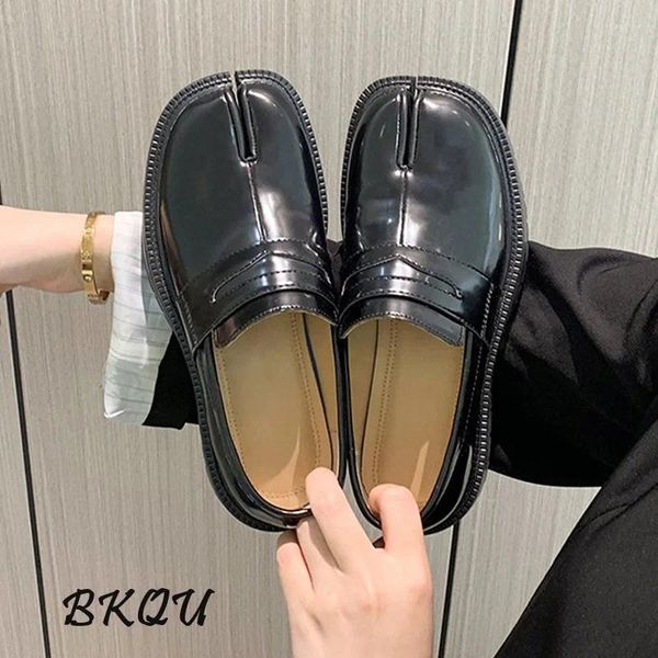 Chaussures habillées bkqu loafer Femmes 2024 Été en cuir noir Mary Jane Split Toe A Slip-On Pig Foot Rubber Sole coin