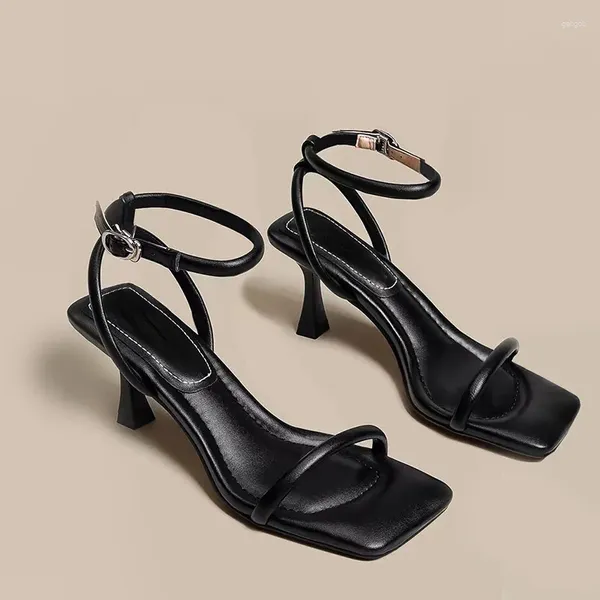 Chaussures habillées noires à la cheville boucle sandale d'été