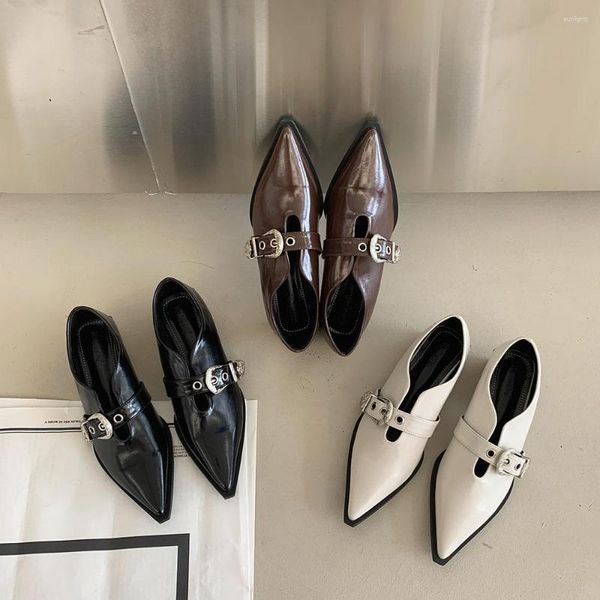 Zapatos de vestir Negro Marrón Blanco Mujer Bombas de oficina Tacones planos bajos Deslizamiento superficial en punta puntiaguda Diseño de cinturón Moda 2023 Llegadas Remache 39