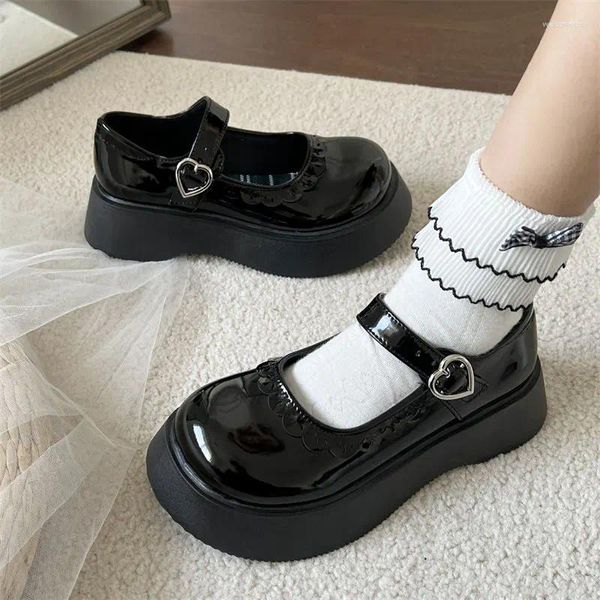 Chaussures habillées Noir Chunky Platform Lolita Femmes Boucle Coeur Petit Cuir Étudiant Style Japonais Cosplay JK Uniforme