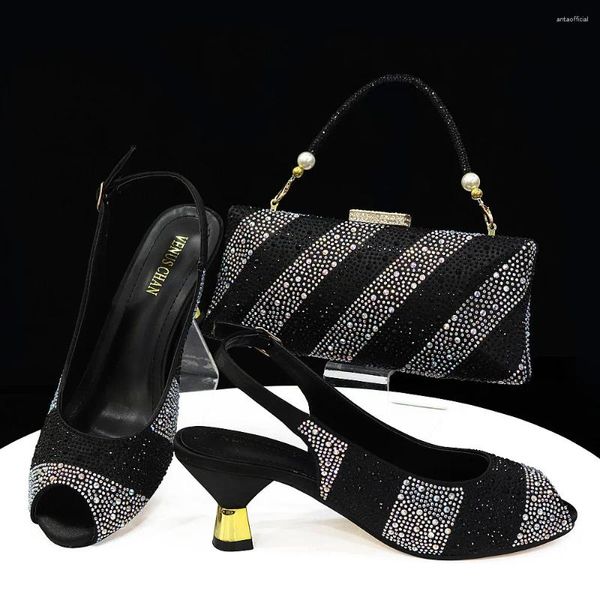 Zapatos de vestir Cinta con textura de cocodrilo estilo INS negro y cristal colorido adornado con conjunto de bolso de mujer con correa larga para el hombro