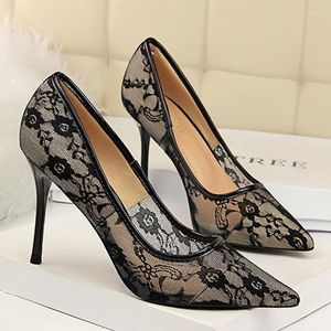 Robe chaussures dentelle noire talons hauts femmes 2023 printemps automne sexy bout pointu pompes mode maille creuse femme fête d'affaires