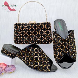 Chaussures habillées Style neutre Black Nigérian Femmes et sacs avec des talons carrés confortables en cristal complet pour la fête de mariage